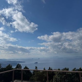 山もいいけど海🌊もいい〜♪
東シナ海
生月島🏝️ってどれだろう⁇
昔隠れキリシタンの住む島だったんだとか🧐
左手は五島列島⁇