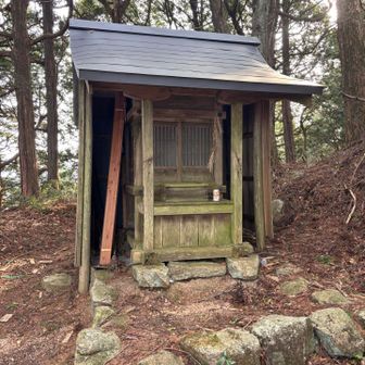 油日山の山頂
ここに来るまでザレた急登、狭くて流れた山道、どっちも踏み外すと危険。
なので画像なし。

わかっていたら、沢を5枚くらい撮ってたのに。