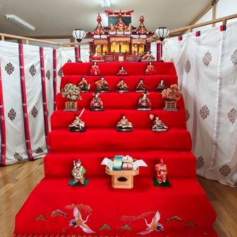 阿波々神社社務所内に
立派な雛飾りです