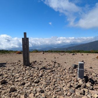 東吾妻山山頂、こんないい山なのに、スライド数組という静けさ