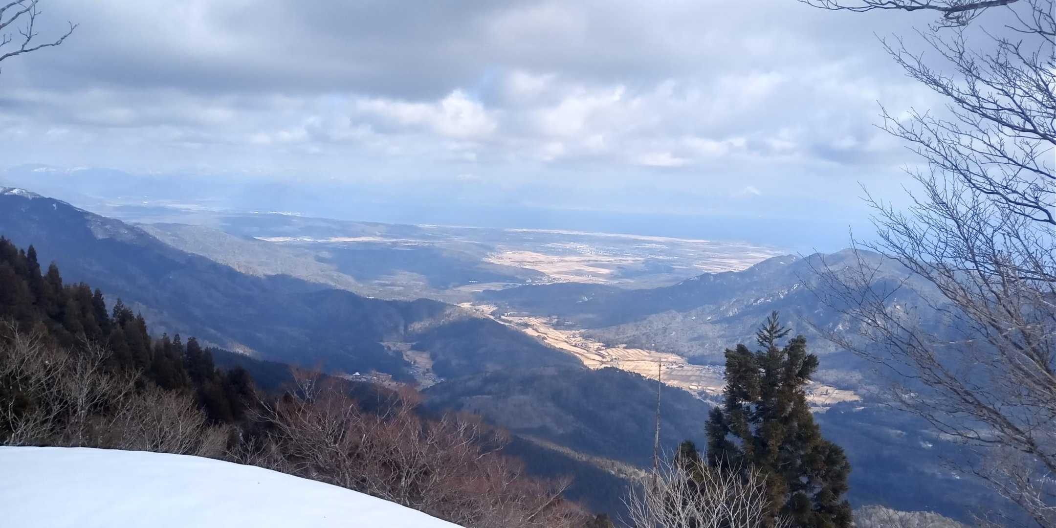 畑集落
その奥に伊吹山、横山岳の白い峰
