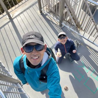 👓: 普段お父さんはサングラスして写真撮ってるから僕も持ってきた♪
🕶️: お、じゃあサングラスして一緒に撮るか😁
かわいいらやつめ😊