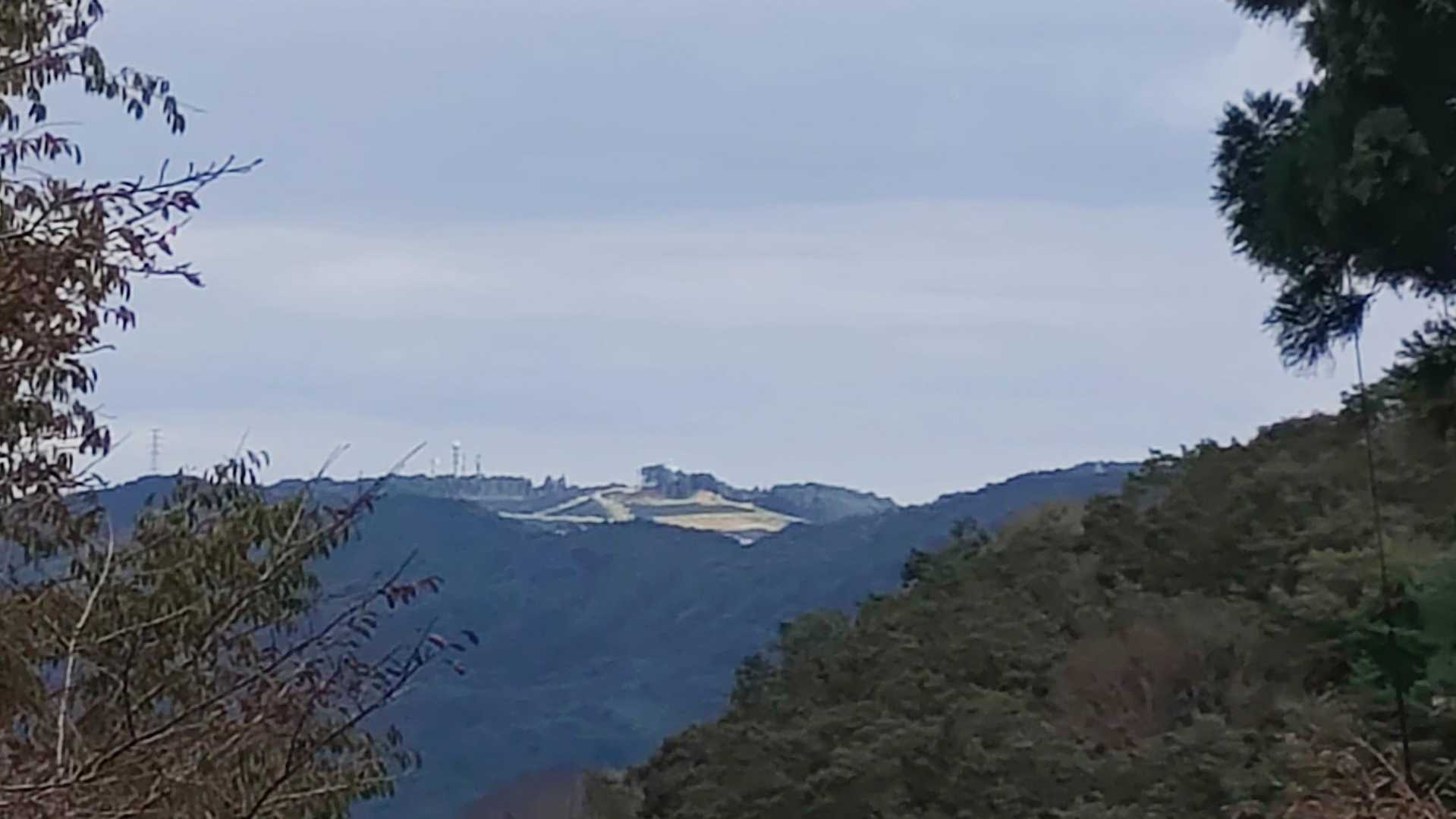 電波塔とメガソーラーパネルの野貝原山