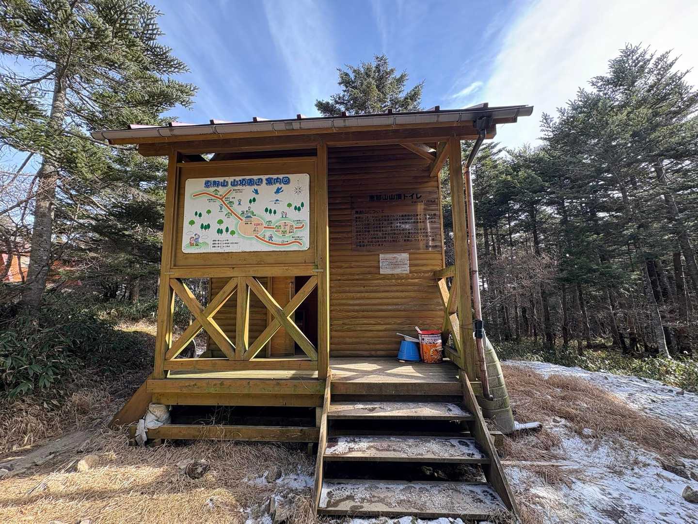 小屋のそばにお手洗い。
ドアを開けるとふたつあって、夏季用と冬季用に分かれていました👍
