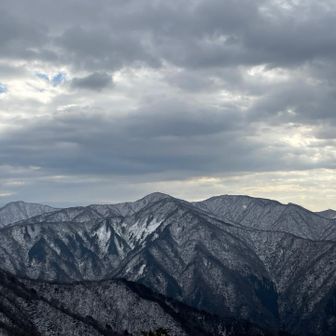 南丈競山の避難小屋も見えてます🛖

山頂は風も強めで汗冷えしそう…🥶
風よけできそうな場所まで下ります💦