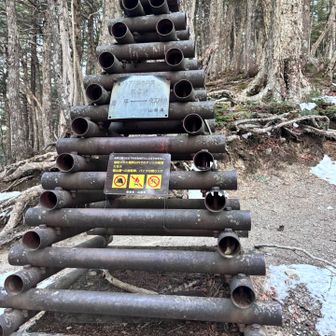 鳳凰三山にあるモニュメント
1770から雪。チェンスパは使用せず南御室まで。
コチラは杖立峠