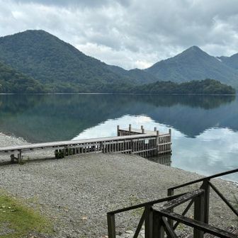 こちらからも湖畔に降りれて、すごく良い雰囲気…
この辺りに住んでみたくなっちゃう〜
( › ·̮ ‹ )