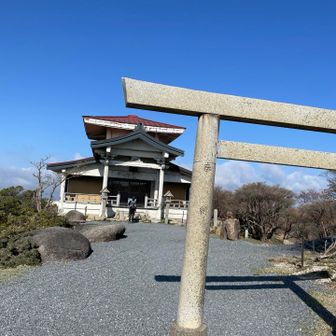 御在所岳、山頂付近にある神社、御嶽大権現（みたけだいごんげん）です。

御在所岳の稜線に乗りました。
