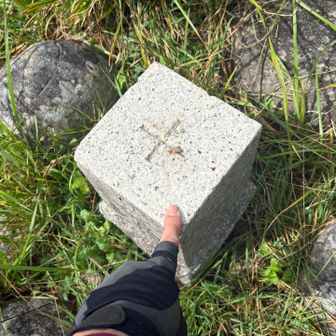 三角点👆愛知県最高峰に敬意を込めて