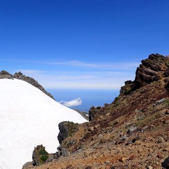 向かって右側は外輪山の山頂の七高山山頂（2229m）、左側は鳥海山最高峰の新山山頂（2236m）