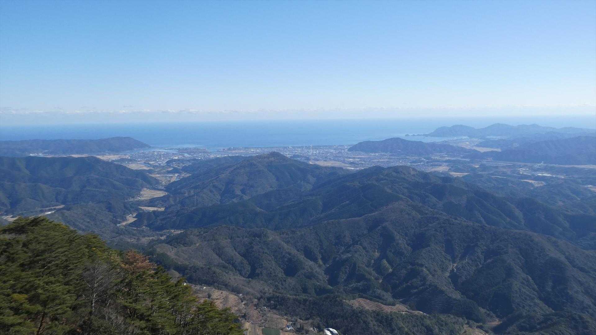 雄岳山頂から
延岡市の街並みと日向灘
絶景を楽しみ、お腹も一杯になったので、下山開始
山の神峠を経由して、スタート地点の行縢神社登山口に戻る
カバー写真