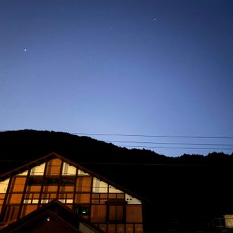 毎日あるぺん号は
なぜか？まだ？会津駒ヶ岳が空いていたので出発の前日に予約を入れることができました😊

道の駅の駐車場には朝4時15分に到着🥱
バスを降りた人数は30人近くいたと思います
大勢いたので心強い

まだまだ真っ暗なので、食事🥐を済ませ、荷物を整えて登山口まで約30分歩きます
ここのトイレ🚻は24時間空いていて綺麗です👍

この時の気温が約10度
かすかに風はあったのですが、意外と平気