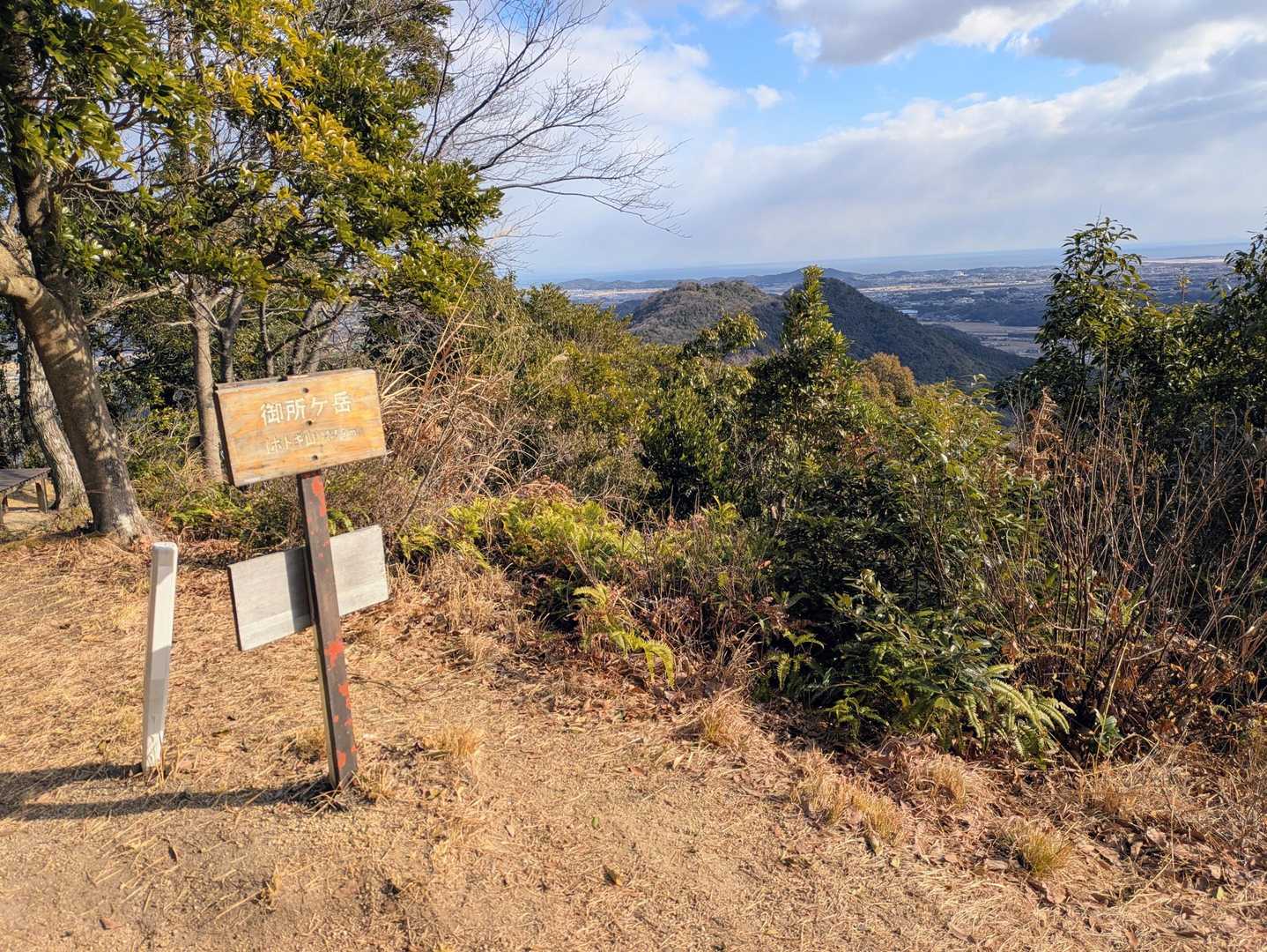 別名ホトギ山と呼ばれる御所ヶ岳とーちゃく。
中央奥に馬ヶ岳。