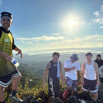 嘉津宇岳の頂上でお会いした地元のお兄さん達、別組のお姉さん達　ここで戻るそうです。