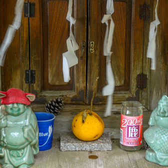晃石山頂の神社で見つけた奉納酒🍶 つい銘柄を確認してしまうのは登山者の性でしょうか🤣
下山時のお土産等に参考になることもあるけど、地酒とは限らないパターンも多いんだよね。
ちなみに、これは兵庫県のやつみたいね。