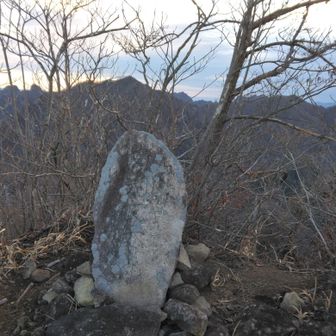 雄岳隣の摩利支天