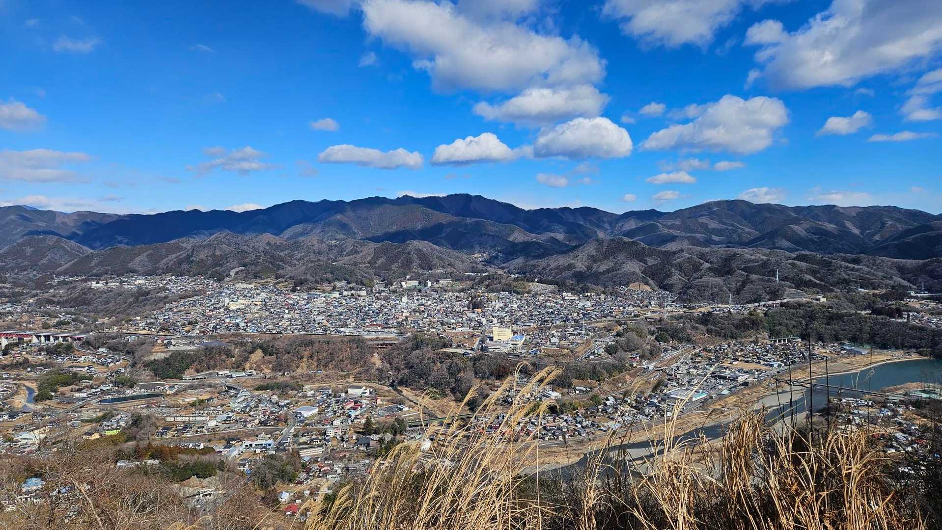 街並みと遠くに陣馬山とか?かな