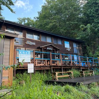 この山も平日は山小屋の営業はありません…やっているのを小仏城山以外みたことありません…