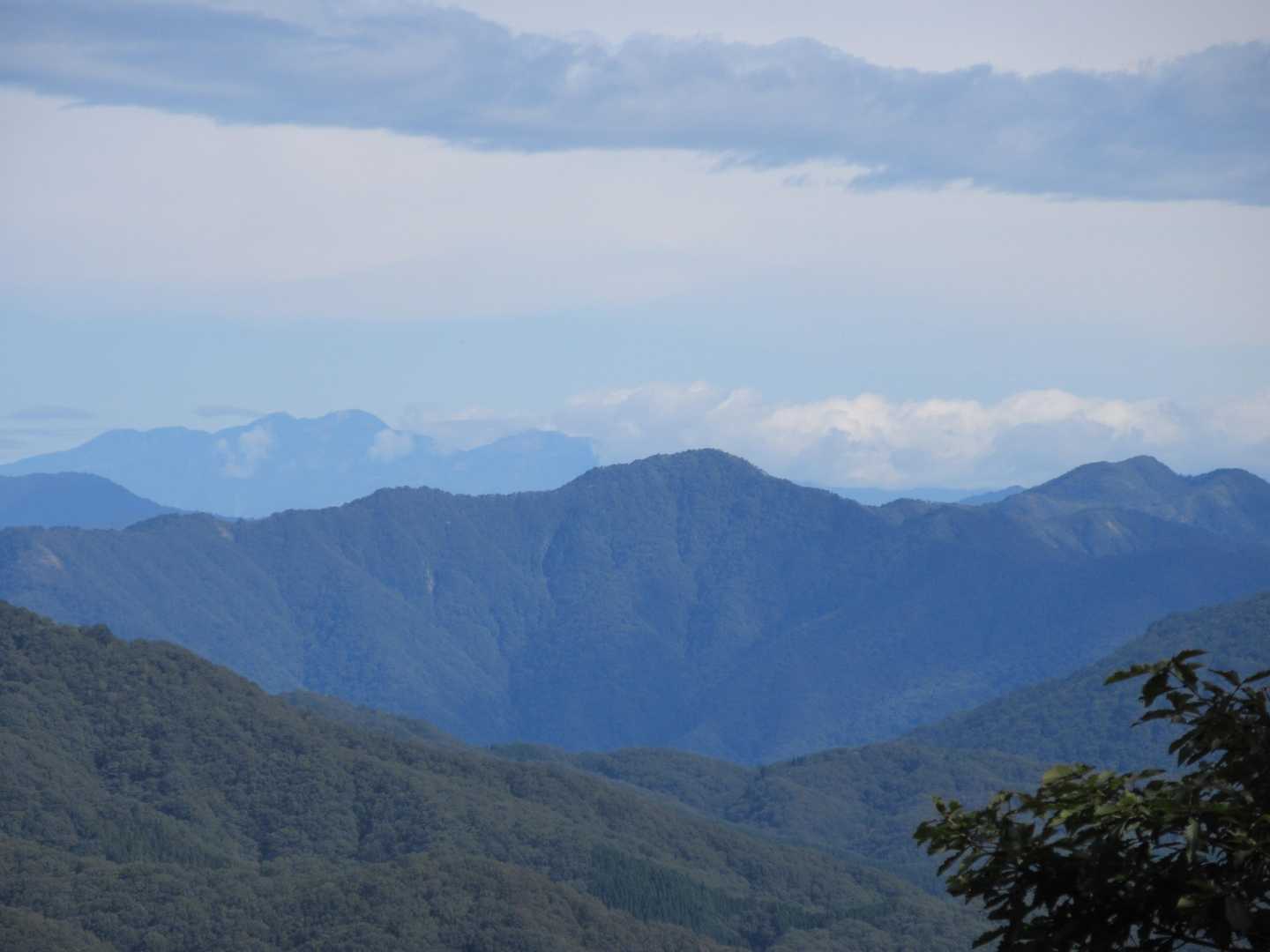途中→左奥に白山、中央は小津権現山、右端は花房山