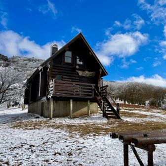 サザエハウス側の空は青空で明神平側の空は晴れ間が見える曇り空でした☁️