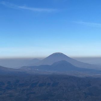 羊蹄山。手前は尻別岳。空の低い層が霞んでいます。