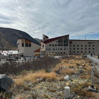 室堂ターミナルに到着。
観光客で大賑わい。この人たちがいるから室堂整備が進むんだと思うとなんだかありがたい。