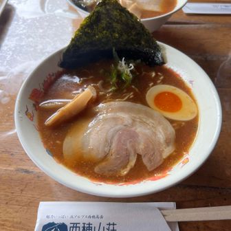 どどん。ここの「西穂らーめん」は高山帯にある山小屋にしては珍しい生麺を使用。標高の高いところは沸点が低いため、生麺はなかなか上手く茹で上がらないとか。極細シコシコ麺がツルツルと体内に入っていきます。うまい。