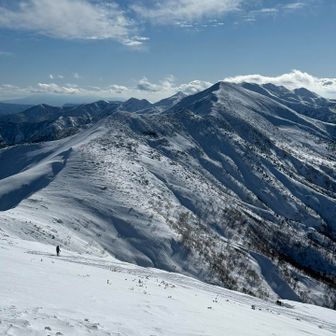ふと前を見たら！！！
鼻血ものの上越国境稜線♡♡♡
しかも手前の良いところに下山者が◎
人物が入ると対比できて広大さがたまらん〜♪