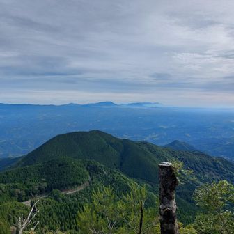 それにしてもい～い景色や。
手前に見えるのが矢筈岳。その後方に阿蘇五岳、祖母山…