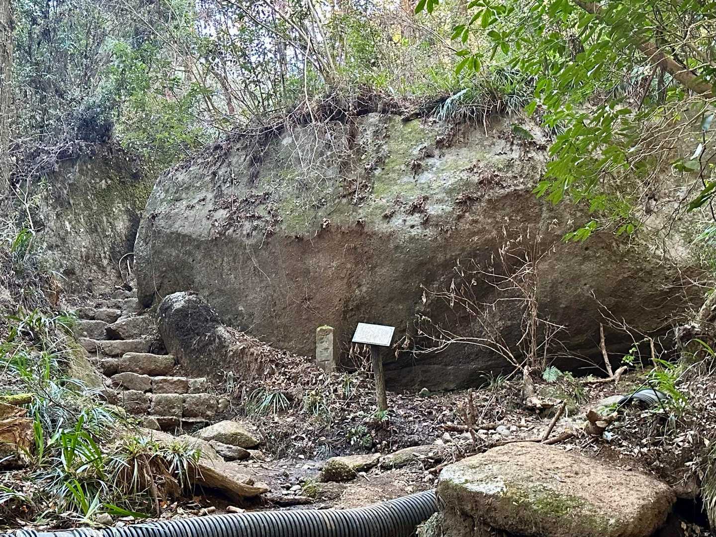 巨岩・奇岩エリアに入ると、まず【滝不動】
巨岩の右奥をのぞくと…