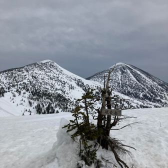 頂上に着きました。
奥に見えるのは小岳と高田大岳です。