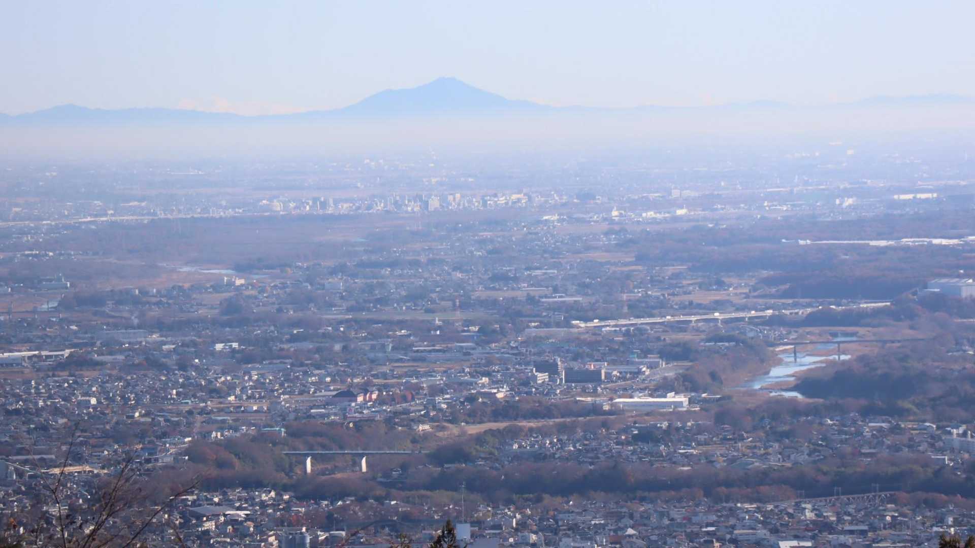 関東平野の霞に浮かぶ筑波山