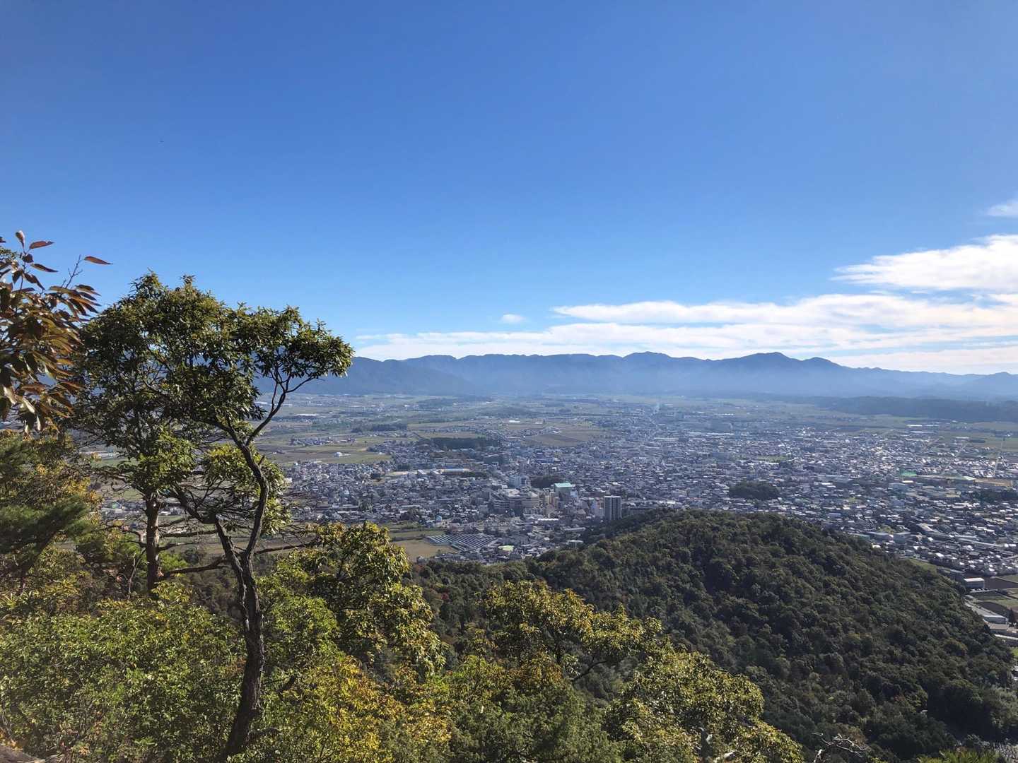 太郎坊山からのビュー。
奥の山は鈴鹿の山々。