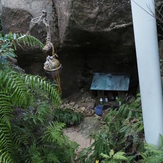 途中、鳥居がありました。岩場の下に祠があります。