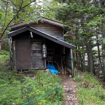無人の藪沢小屋