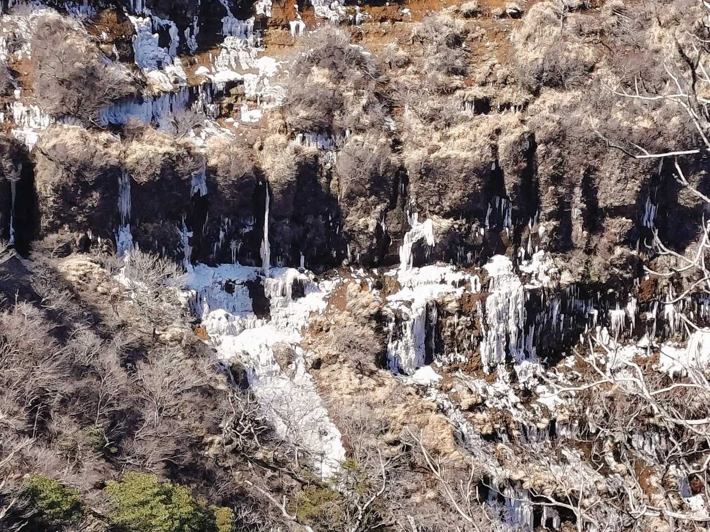溶けてしまったのか氷柱がない😭