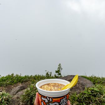 絶景をおかずにラーメン😭