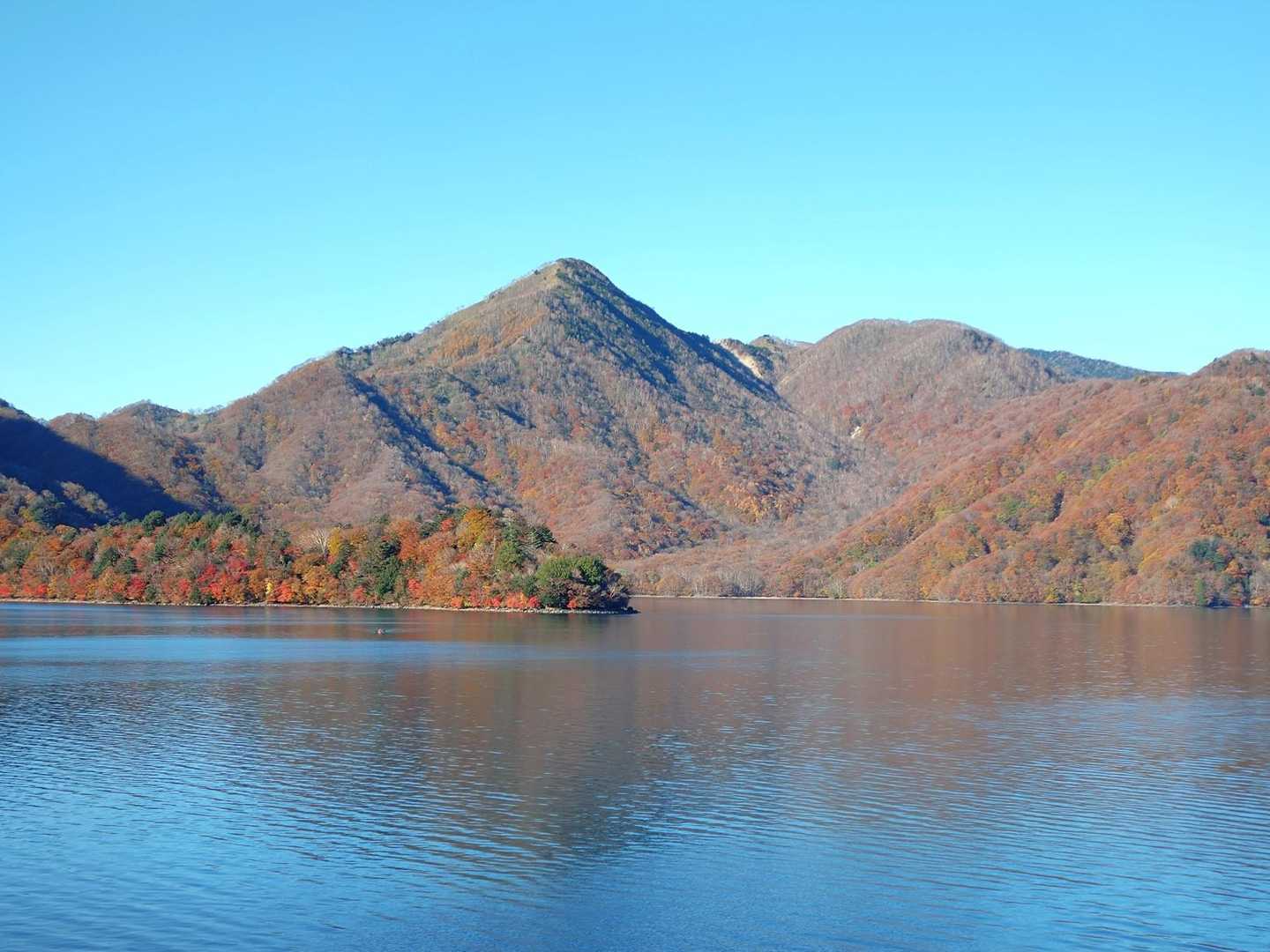 今から向かう社山⛰️
トンガリがカッコいいです。
八丁出島の素敵な裾模様💛🧡💚❤が彩りを添えています。