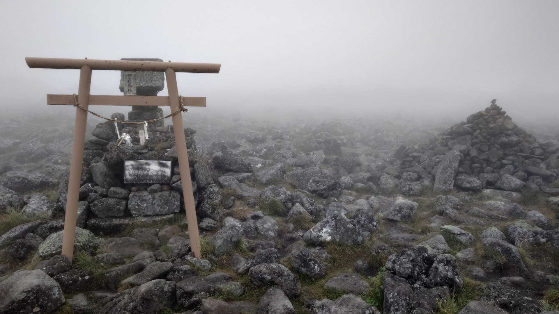 少し歩くと蓼科神社奥宮があります　晴れていれば難なく行けると思いますが　視界が悪いのでYAMAPの地図を頼りに行きました
