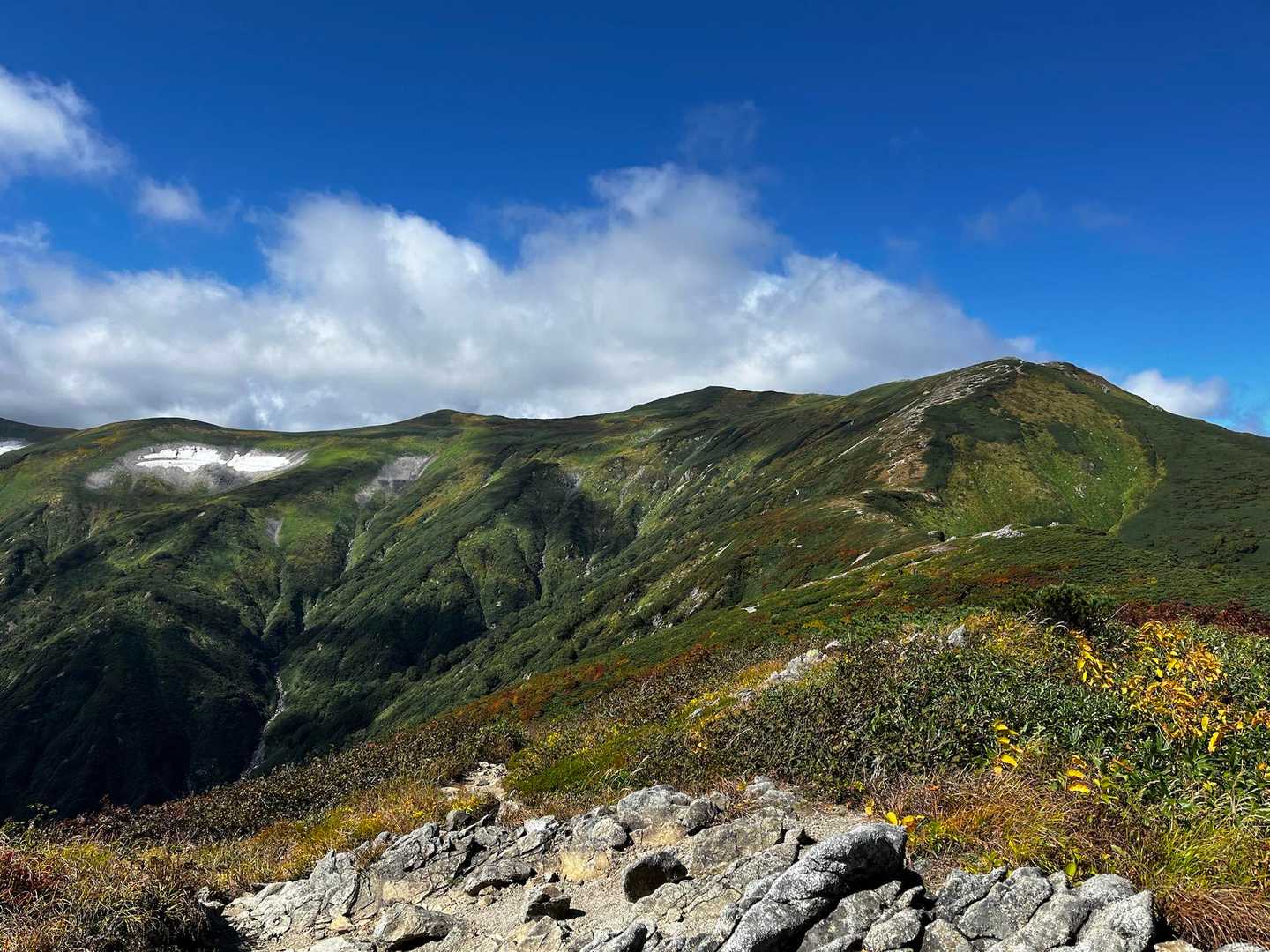 湯沢峰-梶川峰-胎内山-門内岳-北股岳-梅花皮岳-烏帽子岳 縦走コースの写真