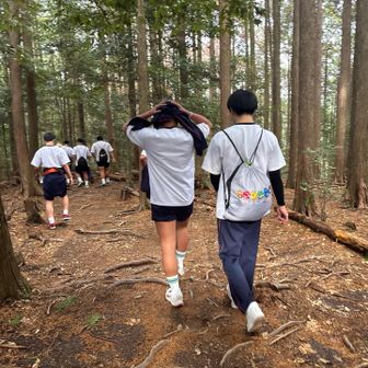 激登りを登り切った剣ノ山あたり
明日はXmasイブの12月後半というのに暑くて、半袖短パン姿になる子も。
おまけに脱いだズボン👖を頭から被って、、、笑かす。