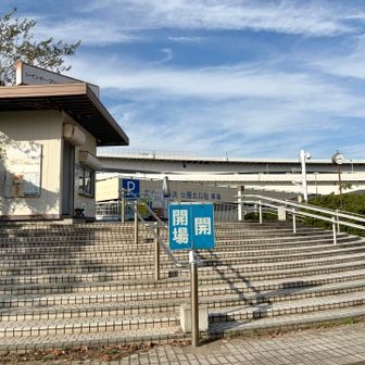 お台場側の遊歩道入口。お台場海浜公園のはじ