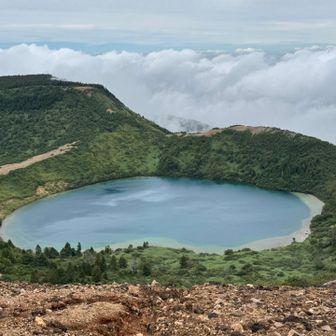曇り空と風のためか、水面が白くみえますね
