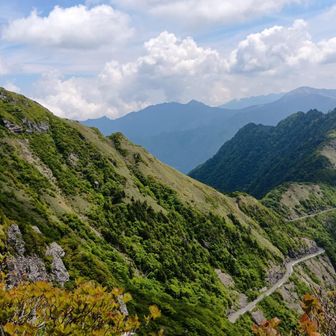 石鎚山脈の横腹を縫うように走るUFO(雄峰)ライン。瓶ヶ森(男山)から左に弧を描くように、西黒森、東黒森、伊予富士と、石鎚山脈の雄峰が並ぶ。
