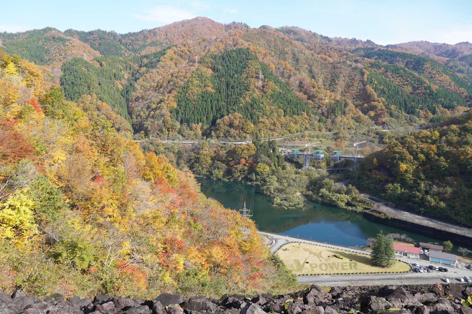 工事中の中部縦貫自動車道。下にJ  POWERと恐竜の絵