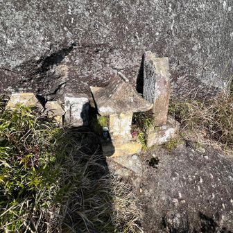 モッチョム岳山頂にある祠
安全祈願します🙏