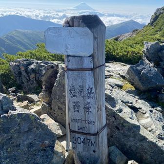 壁登りが怖くて、必死すぎて、落石の話も聞いてビビりまくってた
ところに、急に富士山現る。ありがたや。めでたい