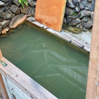 こちらは薬師湯
3つのお湯、お湯の色が違うけど成分も違うみたい