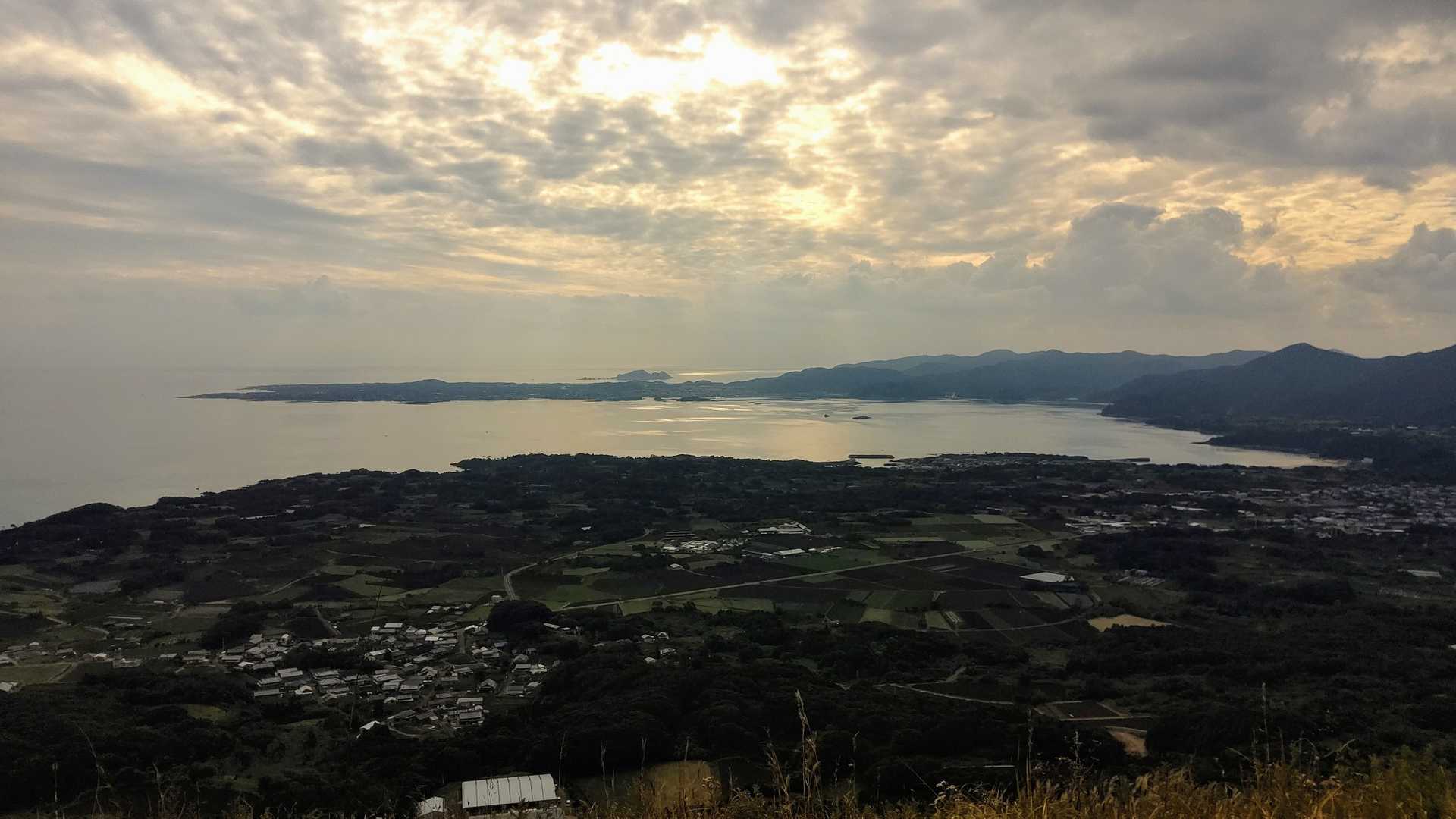 光の加減で空が赤みを帯びてるように見えるけど、実際はそうでもないです😅