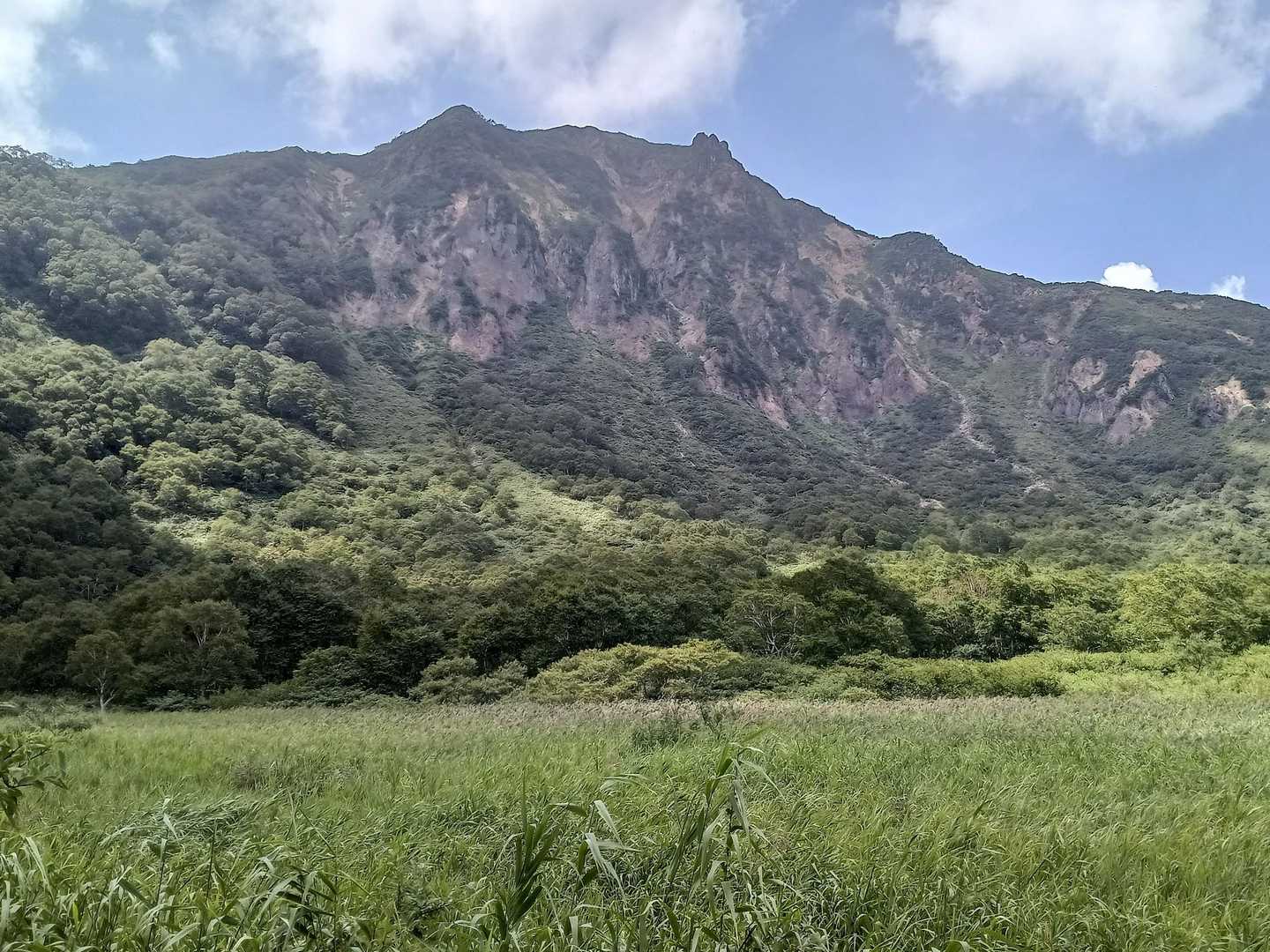 朝はガスに覆われて何も見えなかった湿原、晴れているとこのように磐梯山が聳え、あそこまで行くのは億劫になりそう😅